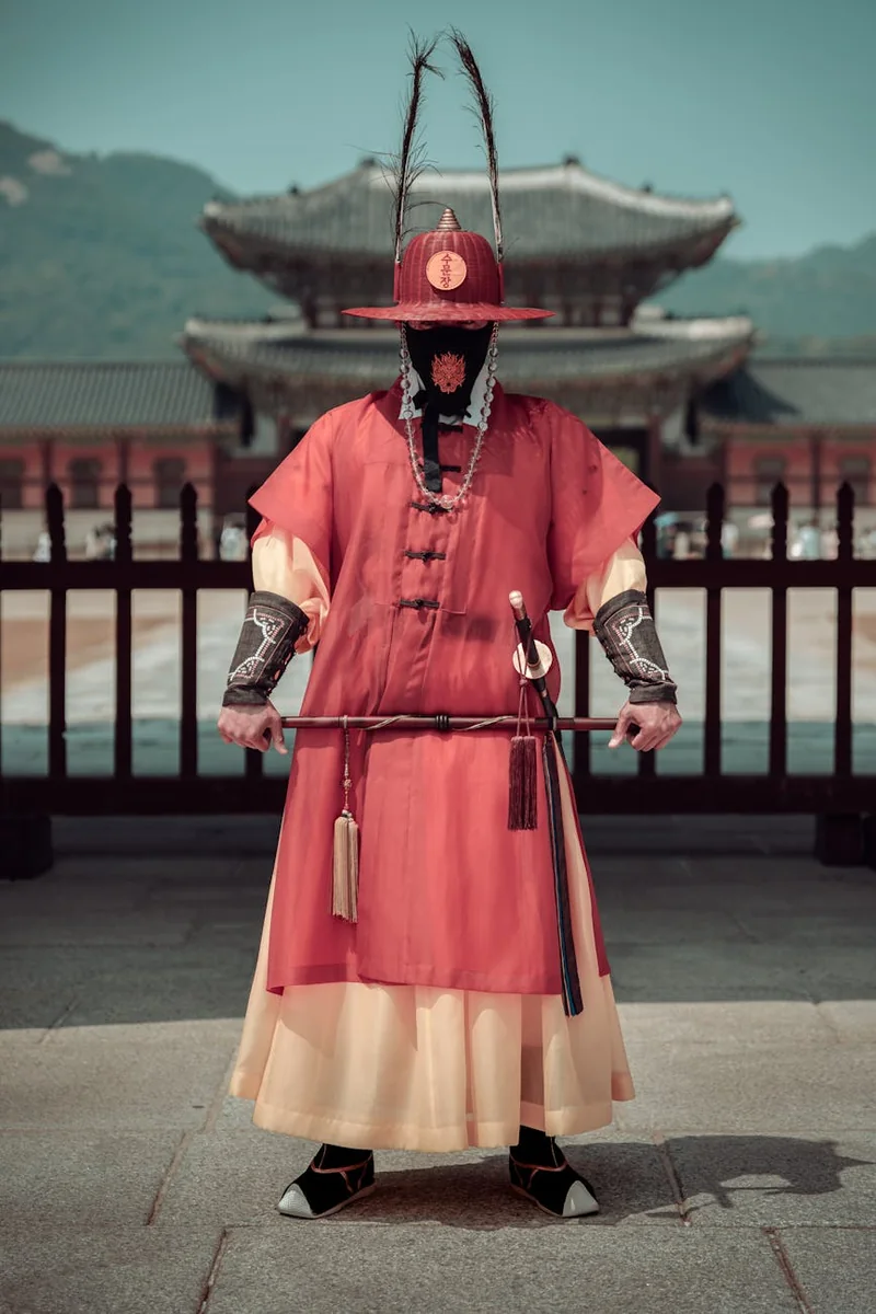 亚洲成人免费服务团队在会议桌前梳理企业内容合规资料与风控流程